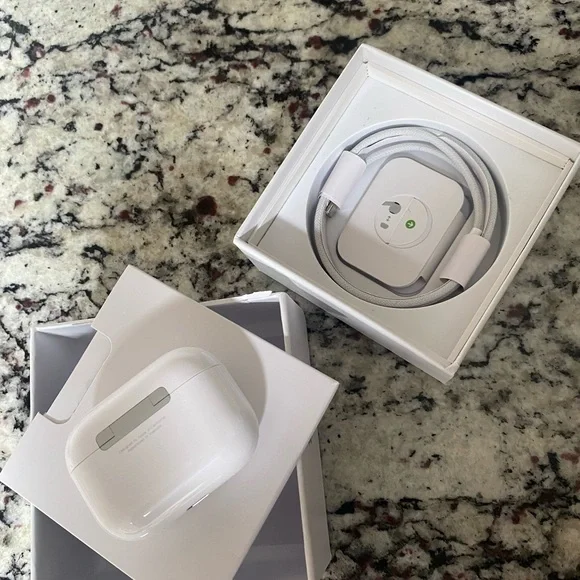 Apple AirPods Pro in Classic White